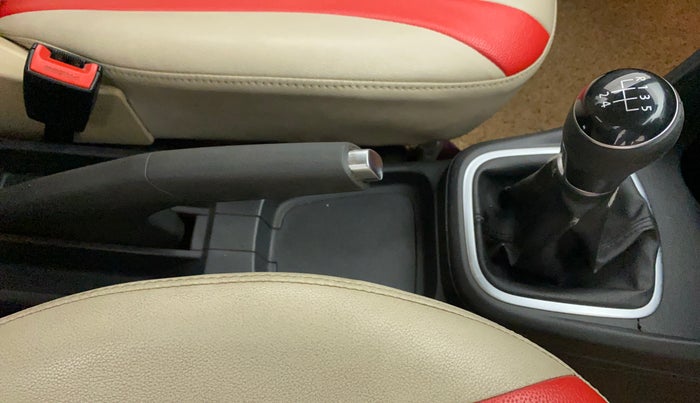 2015 Volkswagen Polo HIGHLINE1.5L, Diesel, Manual, 1,23,224 km, Gear Lever
