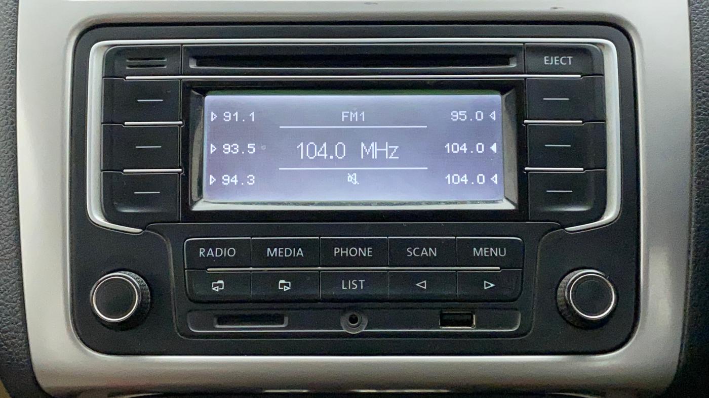 2015 Volkswagen Polo HIGHLINE1.5L, Diesel, Manual, 1,23,224 km, Infotainment System
