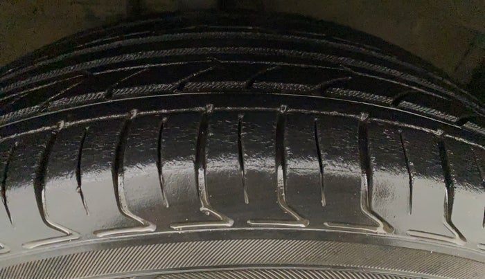2010 Maruti Swift ZXI, Petrol, Manual, 43,970 km, Left Rear Tyre Tread