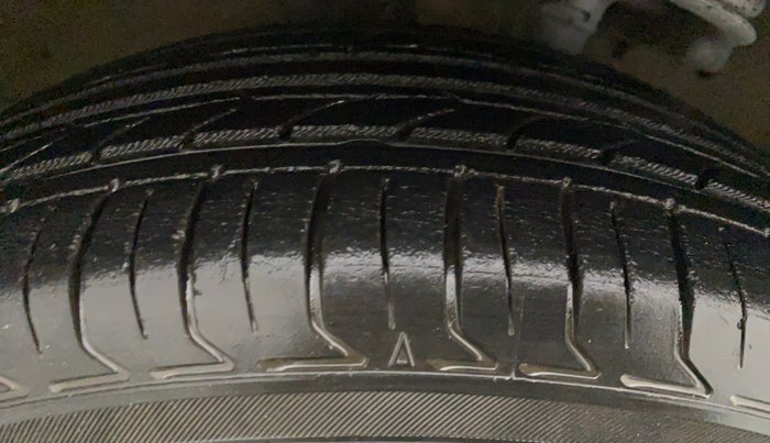 2010 Maruti Swift ZXI, Petrol, Manual, 43,970 km, Right Rear Tyre Tread