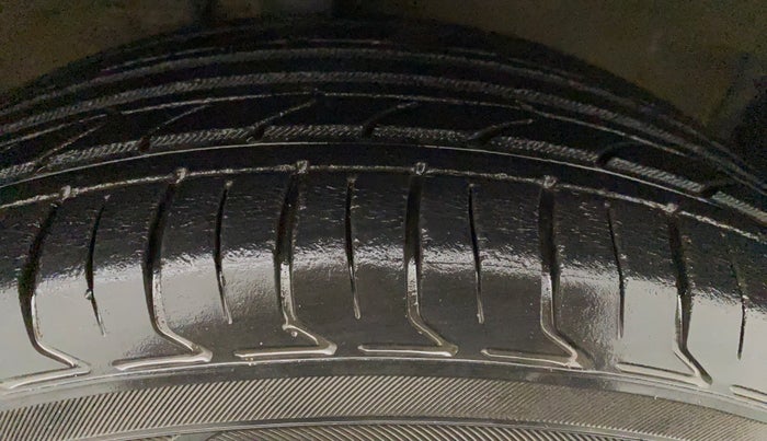 2010 Maruti Swift ZXI, Petrol, Manual, 43,970 km, Right Front Tyre Tread