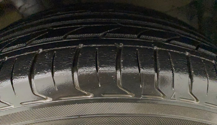 2010 Maruti Swift ZXI, Petrol, Manual, 43,970 km, Left Front Tyre Tread