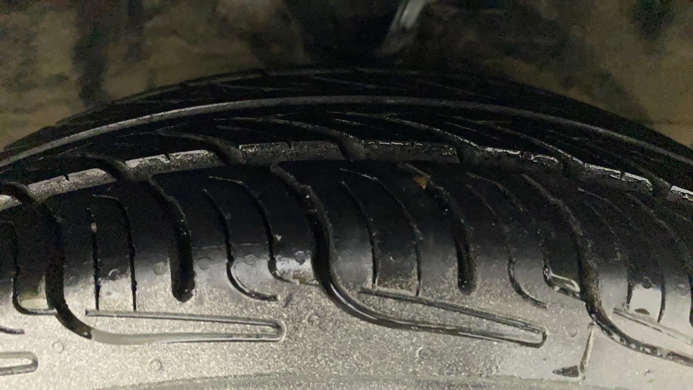 2012 Hyundai i10 SPORTZ 1.2 AT, Petrol, Automatic, 36,400 km, Right Front Tyre Tread