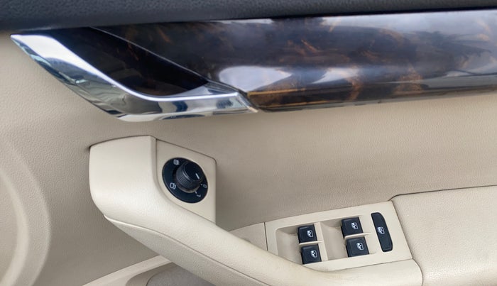 2015 Skoda Octavia STYLE PLUS AT 1.8 TSI, Petrol, Automatic, 1,08,777 km, Driver Side Door Panels Control