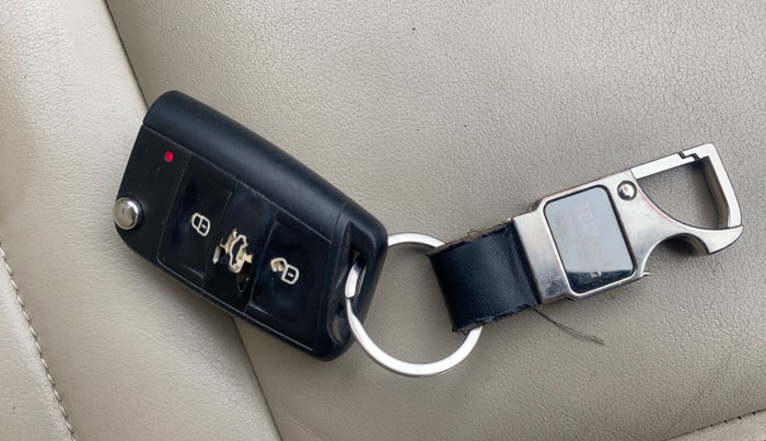 2015 Skoda Octavia STYLE PLUS AT 1.8 TSI, Petrol, Automatic, 1,08,777 km, Key Close Up