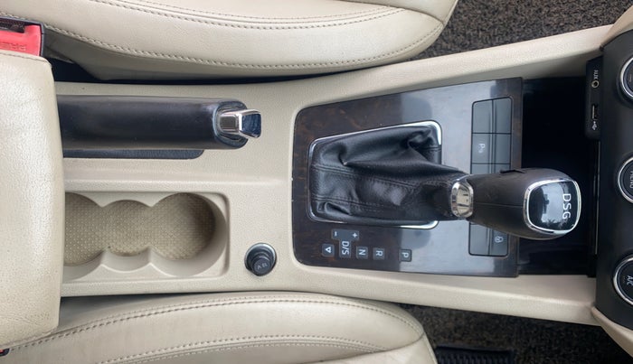 2015 Skoda Octavia STYLE PLUS AT 1.8 TSI, Petrol, Automatic, 1,08,777 km, Gear Lever