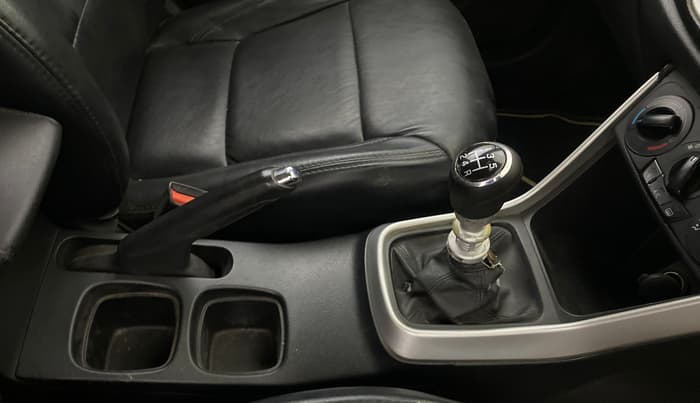 2015 Maruti S Cross ZETA 1.6, Diesel, Manual, 93,029 km, Gear Lever