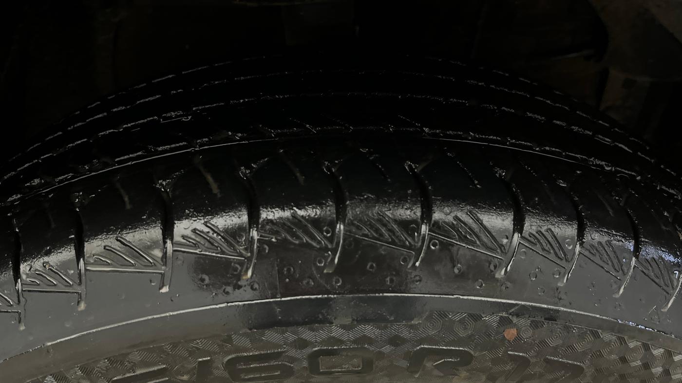 2023 Maruti Grand Vitara ALPHA SMART HYBRID, Petrol, Manual, 32,990 km, Right Front Tyre Tread