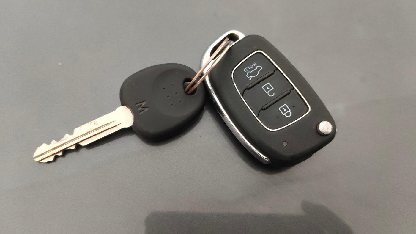 2021 Hyundai AURA S 1.2 AMT, Petrol, Automatic, 64,885 km, Key Close Up