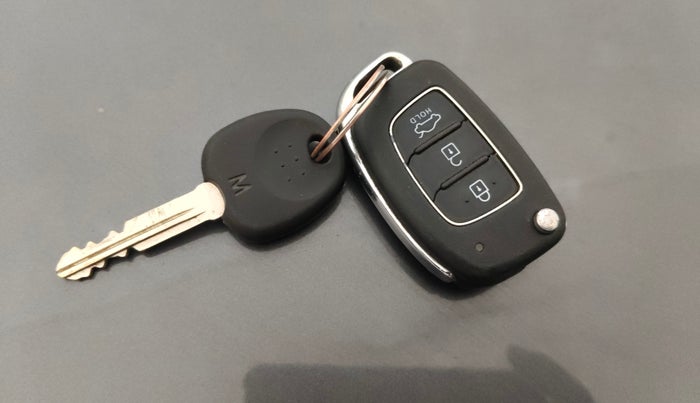 2021 Hyundai AURA S 1.2 AMT, Petrol, Automatic, 64,885 km, Key Close Up