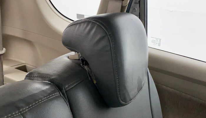 2013 Maruti Ertiga ZDI, Diesel, Manual, 1,43,856 km, Second-row left seat - Headrest adjuster not working