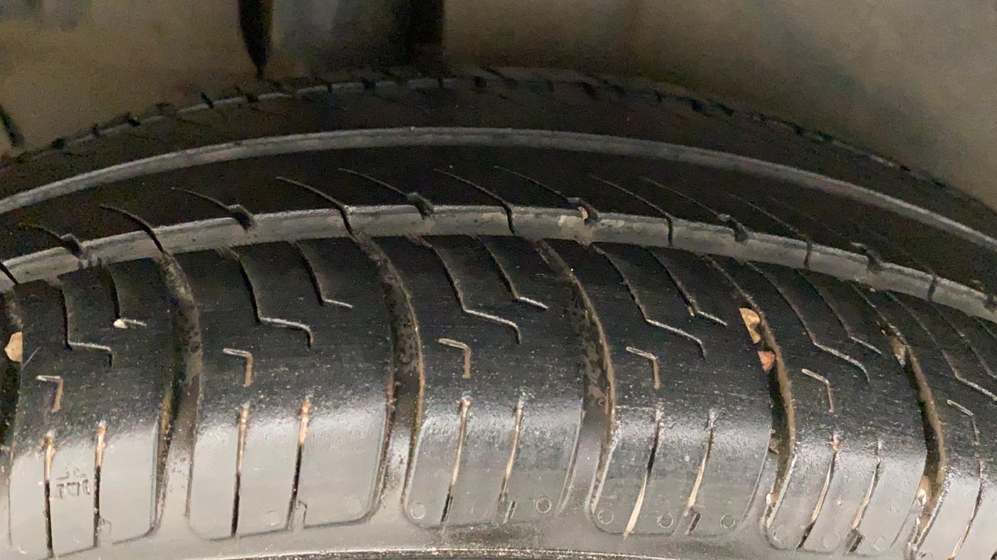 2013 Maruti Ertiga ZDI, Diesel, Manual, 1,43,856 km, Right Rear Tyre Tread