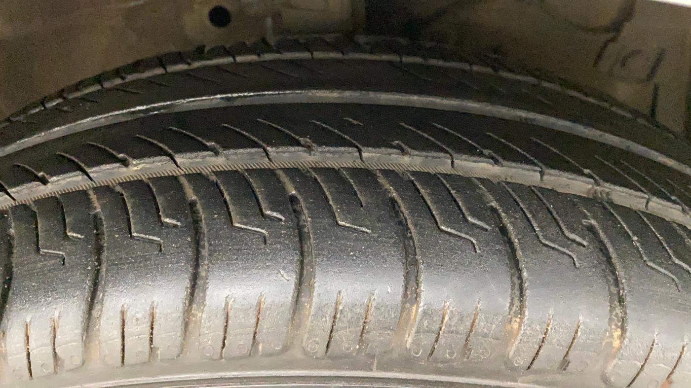 2013 Maruti Ertiga ZDI, Diesel, Manual, 1,43,856 km, Right Front Tyre Tread
