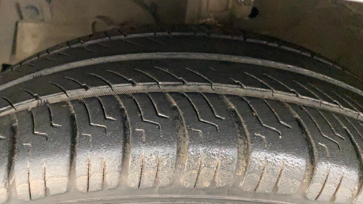 2013 Maruti Ertiga ZDI, Diesel, Manual, 1,43,856 km, Left Front Tyre Tread