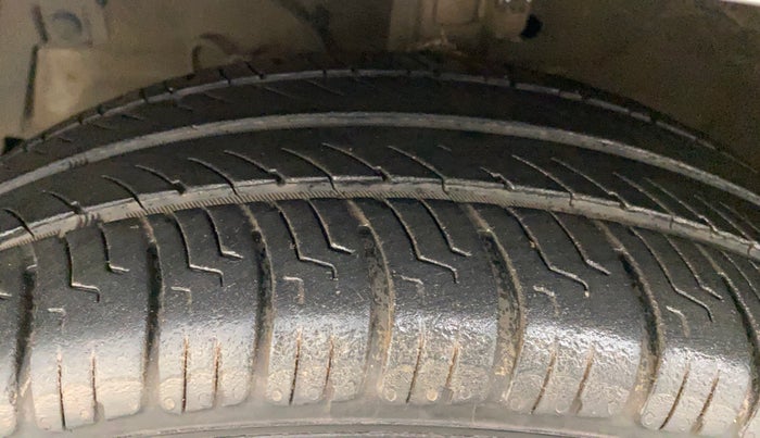 2013 Maruti Ertiga ZDI, Diesel, Manual, 1,43,856 km, Left Front Tyre Tread