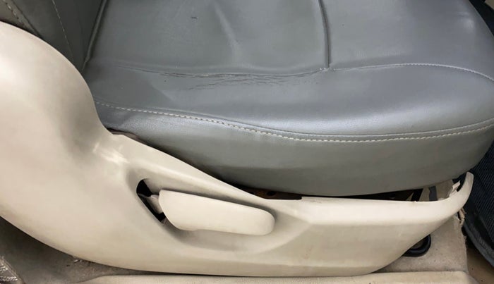 2013 Maruti Ertiga ZDI, Diesel, Manual, 1,43,856 km, Second-row right seat - Seat side trim has minor damage