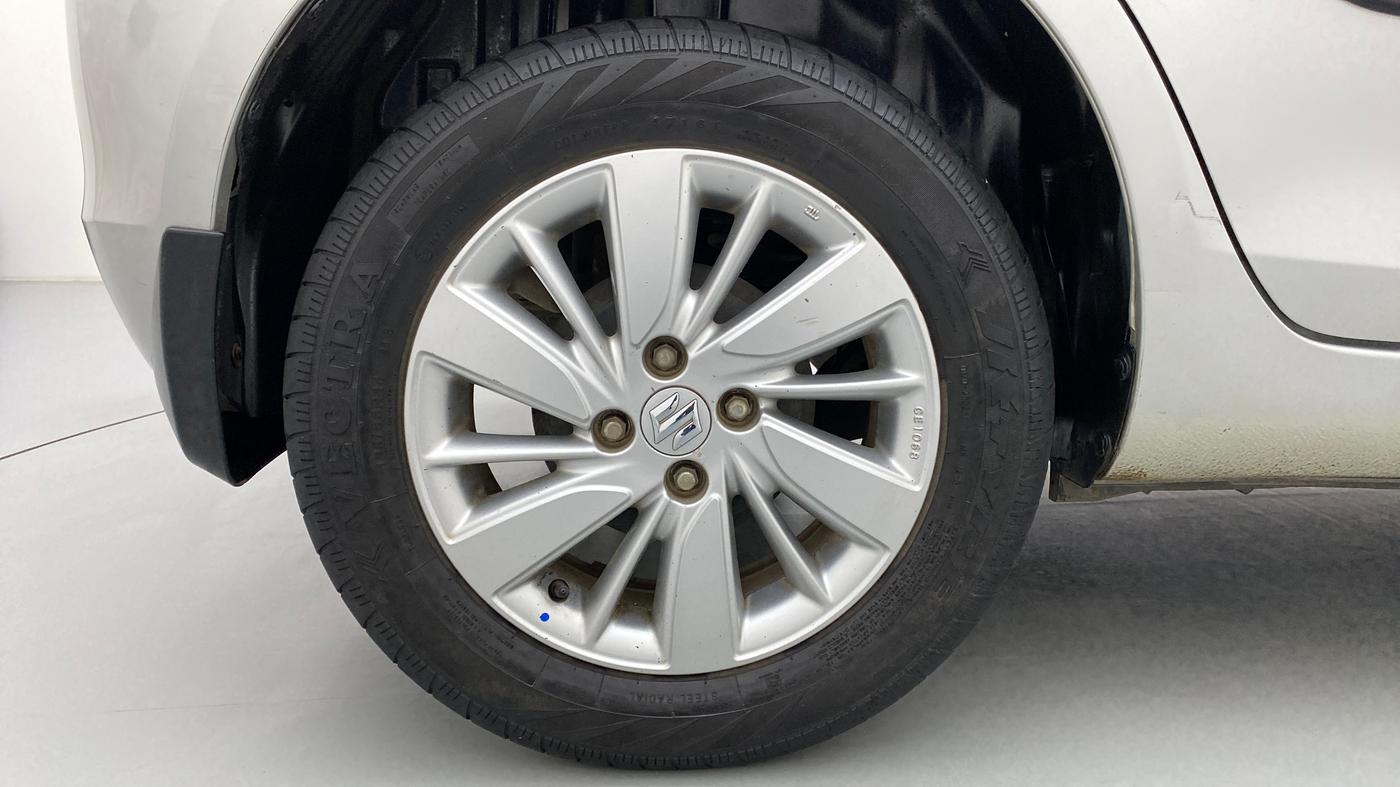 2017 Maruti Swift ZXI D, Petrol, Manual, 33,891 km, Right Rear Wheel