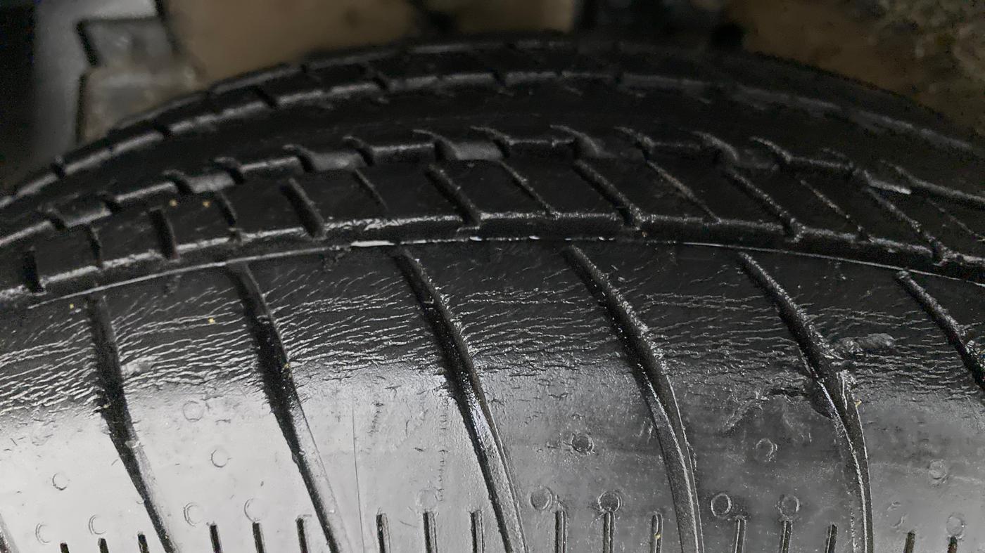 2017 Maruti Swift ZXI D, Petrol, Manual, 33,891 km, Left Front Tyre Tread
