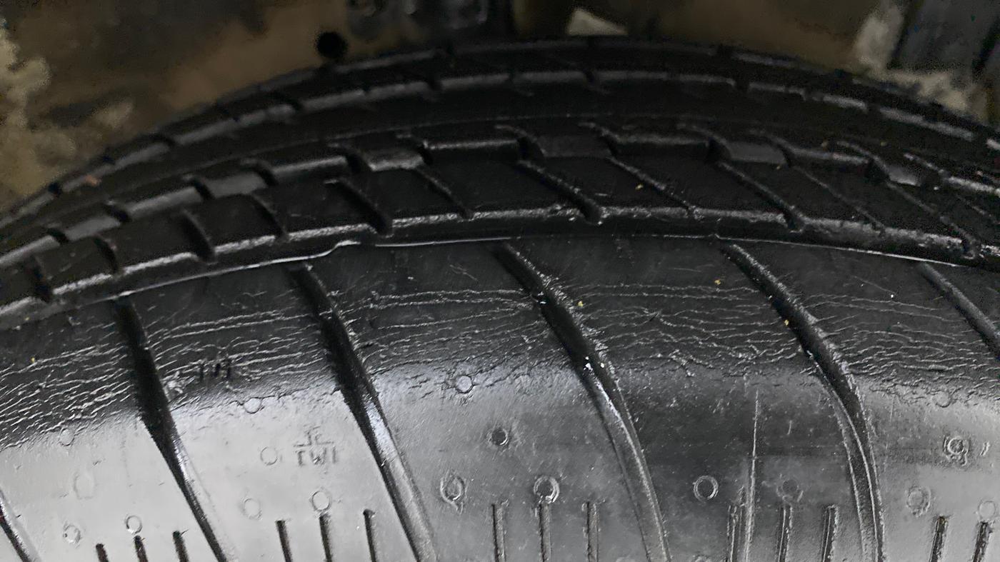 2017 Maruti Swift ZXI D, Petrol, Manual, 33,891 km, Right Front Tyre Tread