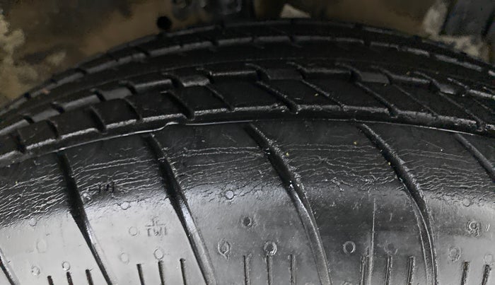 2017 Maruti Swift ZXI D, Petrol, Manual, 33,891 km, Right Front Tyre Tread