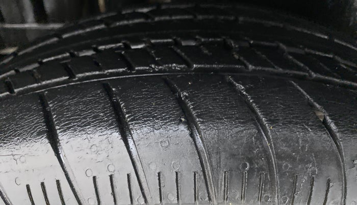 2017 Maruti Swift ZXI D, Petrol, Manual, 33,891 km, Right Rear Tyre Tread