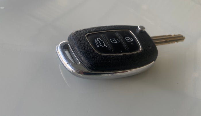 2017 Hyundai Creta E PLUS 1.6 PETROL, Petrol, Manual, 1,05,784 km, Key Close Up