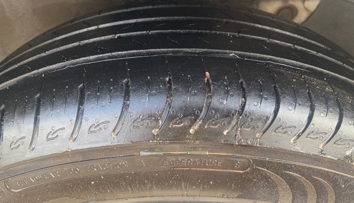 2017 Hyundai Creta E PLUS 1.6 PETROL, Petrol, Manual, 1,05,784 km, Right Front Tyre Tread