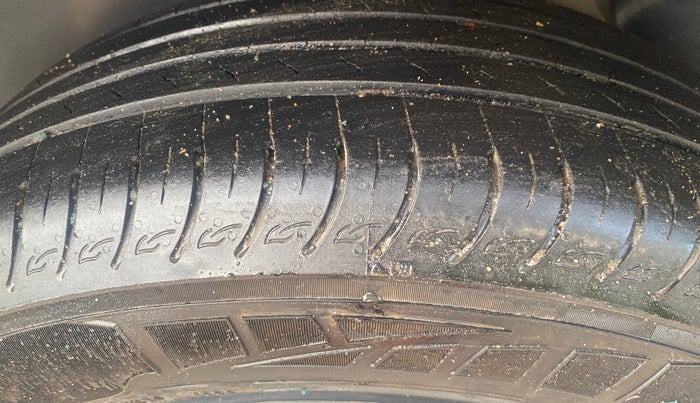 2017 Hyundai Creta E PLUS 1.6 PETROL, Petrol, Manual, 1,05,784 km, Left Rear Tyre Tread