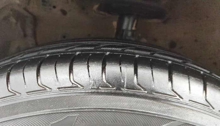 2013 Maruti Swift VXI, Petrol, Manual, 85,363 km, Left Front Tyre Tread