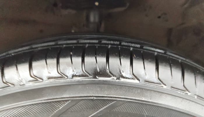 2013 Maruti Swift VXI, Petrol, Manual, 85,363 km, Right Front Tyre Tread