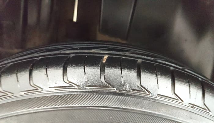 2013 Maruti Swift VXI, Petrol, Manual, 85,363 km, Right Rear Tyre Tread
