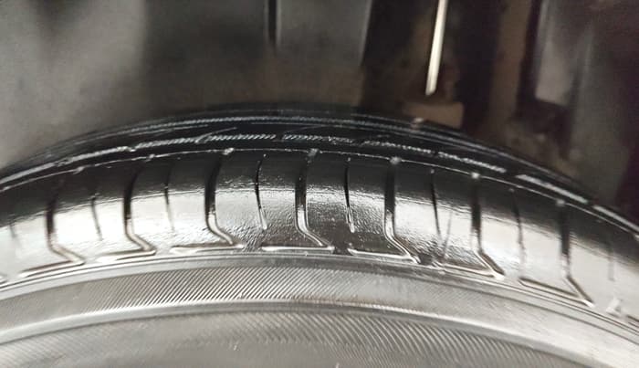 2013 Maruti Swift VXI, Petrol, Manual, 85,363 km, Left Rear Tyre Tread