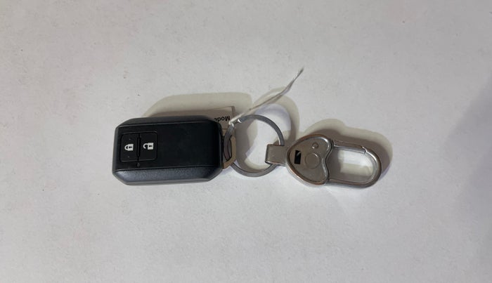 2022 Maruti BREZZA ZXI + SMART HYBRID DUAL TONE, Petrol, Manual, 50,627 km, Key Close Up