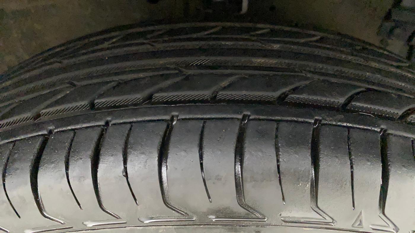 2014 Maruti Swift Dzire LXI, Petrol, Manual, 46,519 km, Right Front Tyre Tread
