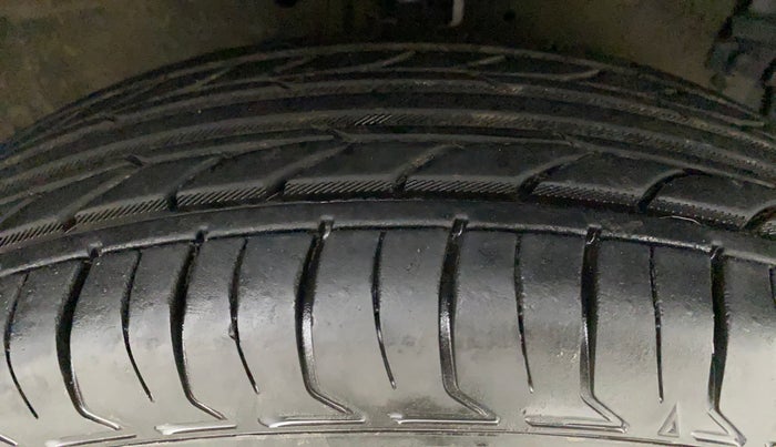 2014 Maruti Swift Dzire LXI, Petrol, Manual, 46,519 km, Right Front Tyre Tread
