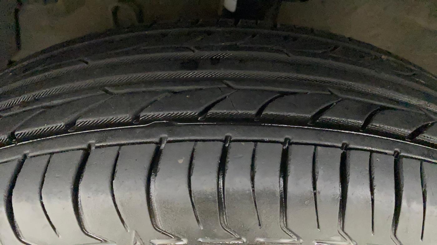 2014 Maruti Swift Dzire LXI, Petrol, Manual, 46,519 km, Left Front Tyre Tread