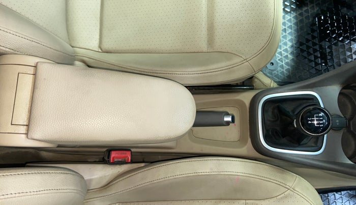 2016 Volkswagen Vento HIGHLINE 1.6 MPI, Petrol, Manual, 88,515 km, Gear Lever