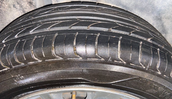 2016 Volkswagen Vento HIGHLINE 1.6 MPI, Petrol, Manual, 88,515 km, Right Rear Tyre Tread