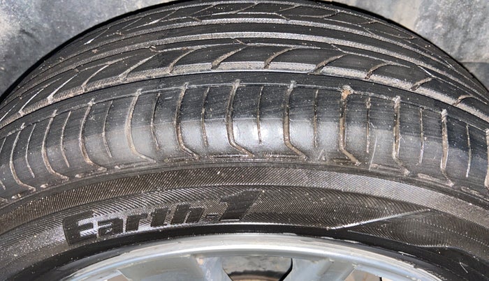 2016 Volkswagen Vento HIGHLINE 1.6 MPI, Petrol, Manual, 88,515 km, Left Rear Tyre Tread