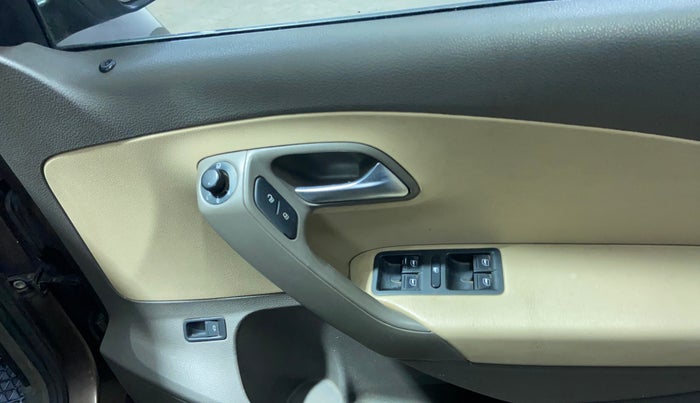 2016 Volkswagen Vento HIGHLINE 1.6 MPI, Petrol, Manual, 88,515 km, Driver Side Door Panels Control