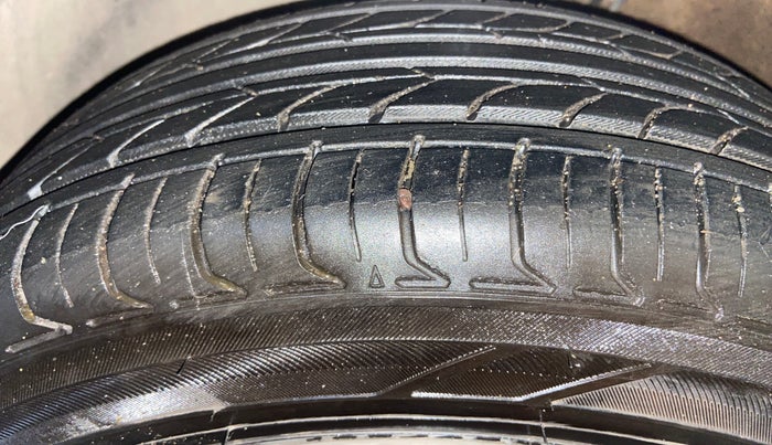 2016 Volkswagen Vento HIGHLINE 1.6 MPI, Petrol, Manual, 88,515 km, Left Front Tyre Tread