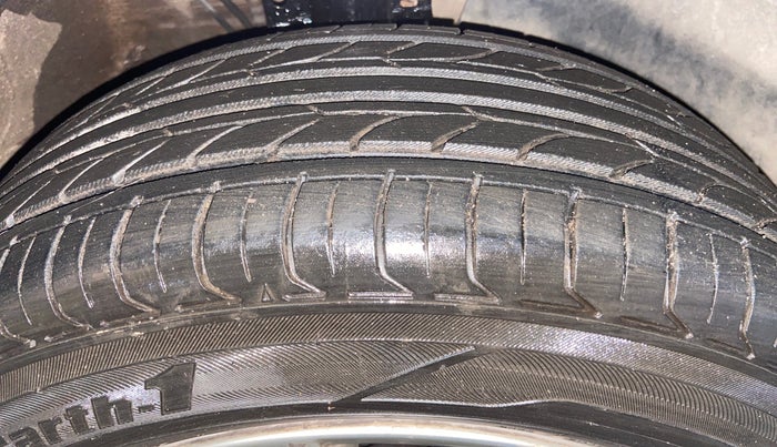 2016 Volkswagen Vento HIGHLINE 1.6 MPI, Petrol, Manual, 88,515 km, Right Front Tyre Tread
