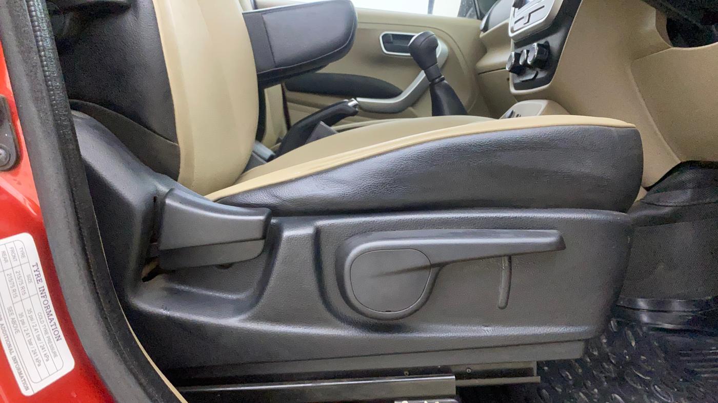2018 Mahindra TUV300 T10, Diesel, Manual, 63,280 km, Driver Side Adjustment Panel