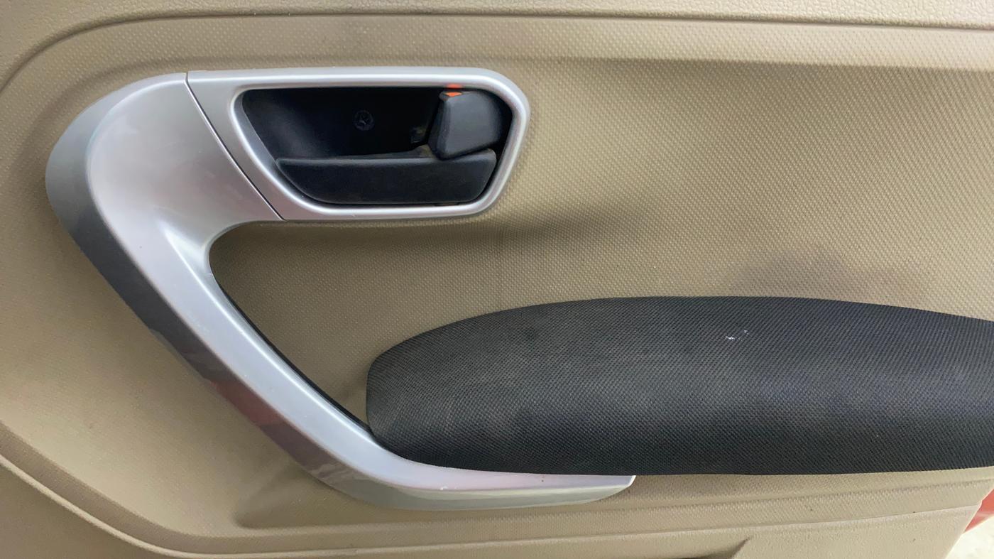 2018 Mahindra TUV300 T10, Diesel, Manual, 63,280 km, Driver Side Door Panels Control