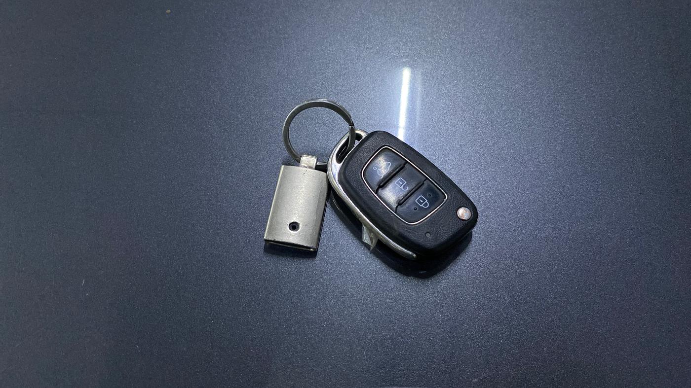2020 Hyundai VENUE S 1.2, Petrol, Manual, 75,807 km, Key Close Up