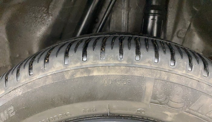 2017 Honda City 1.5L I-VTEC V MT, Petrol, Manual, 1,04,917 km, Left Rear Tyre Tread