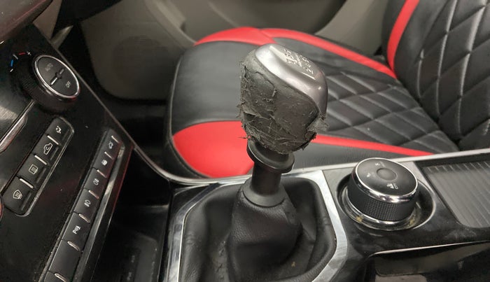 2018 Tata NEXON XZ PLUS PETROL DUAL TONE, Petrol, Manual, 38,137 km, Gear lever - Knob cover torn