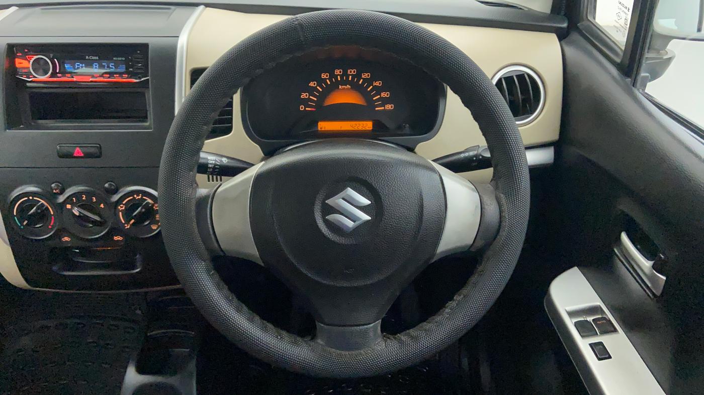 2017 Maruti Wagon R 1.0 LXI CNG, CNG, Manual, 42,232 km, Steering Wheel Close Up