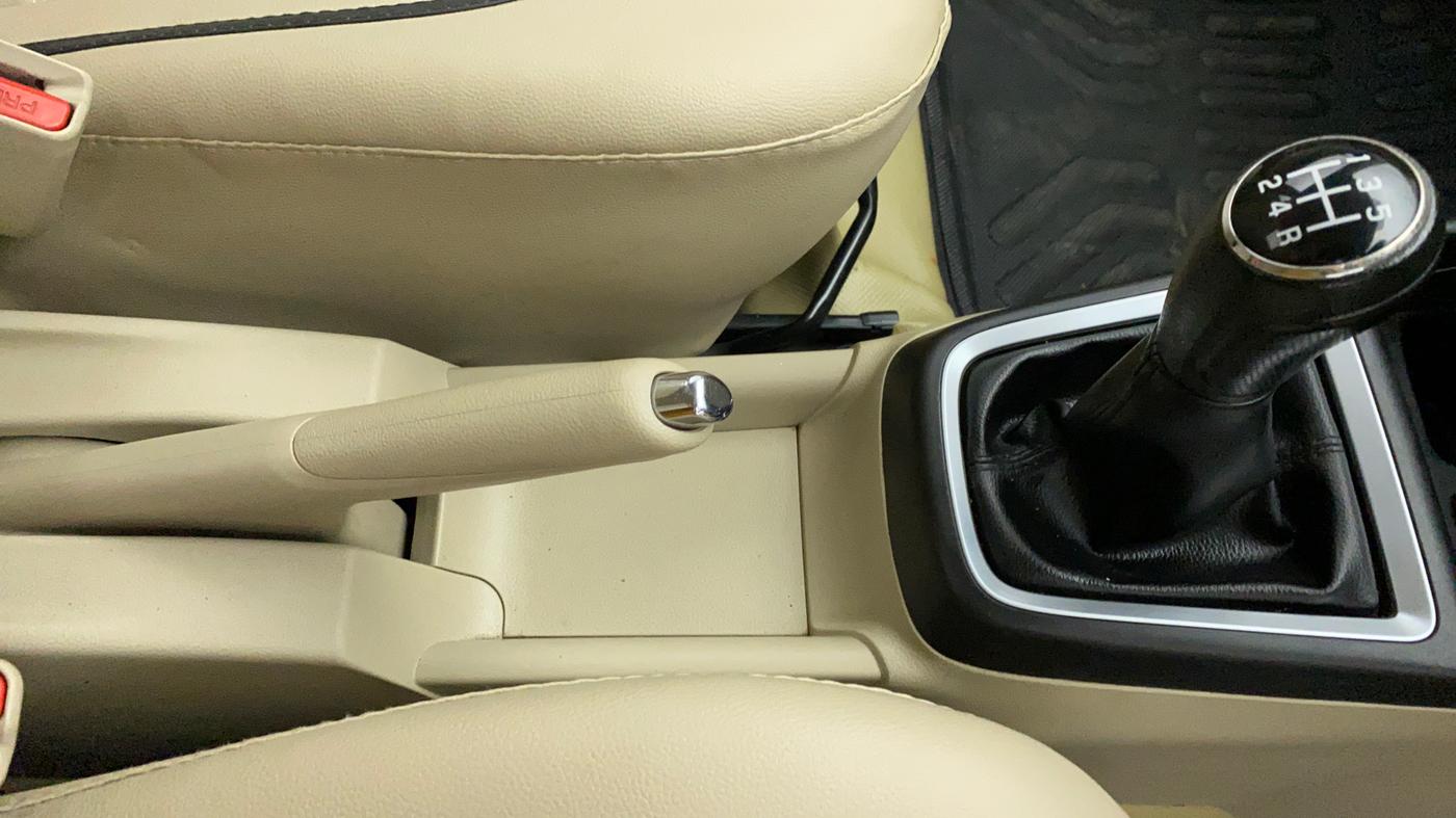 2018 Maruti Dzire VDI, Diesel, Manual, 33,421 km, Gear Lever