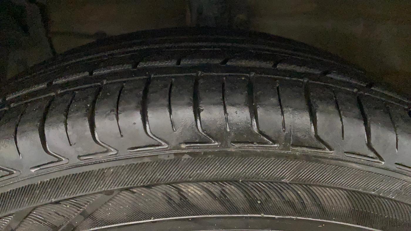 2016 Maruti Ciaz VDI+ SHVS, Diesel, Manual, 79,947 km, Left Front Tyre Tread
